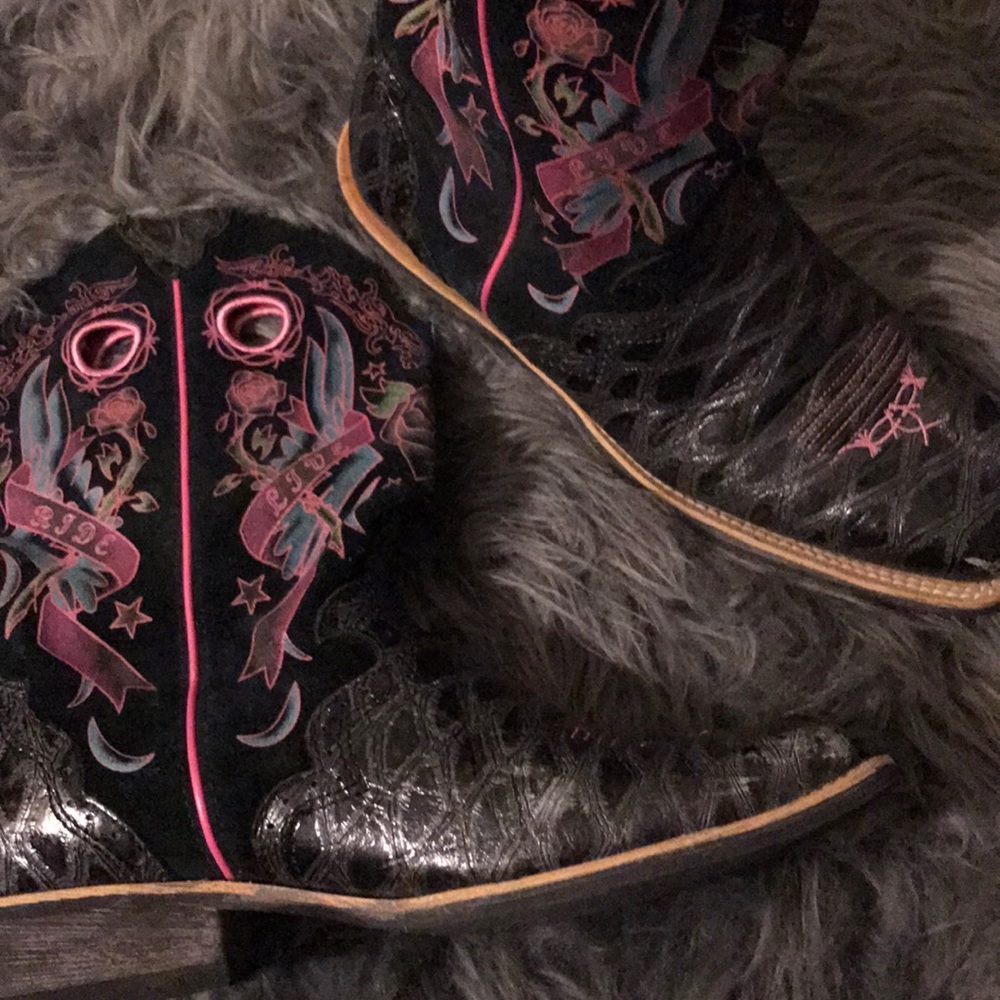 Black and Pink Ariat Fatbaby cowboy boots